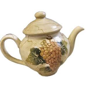 Tabletops Unlimited Cabernet (Semi Scallop, Rippled) Teapot